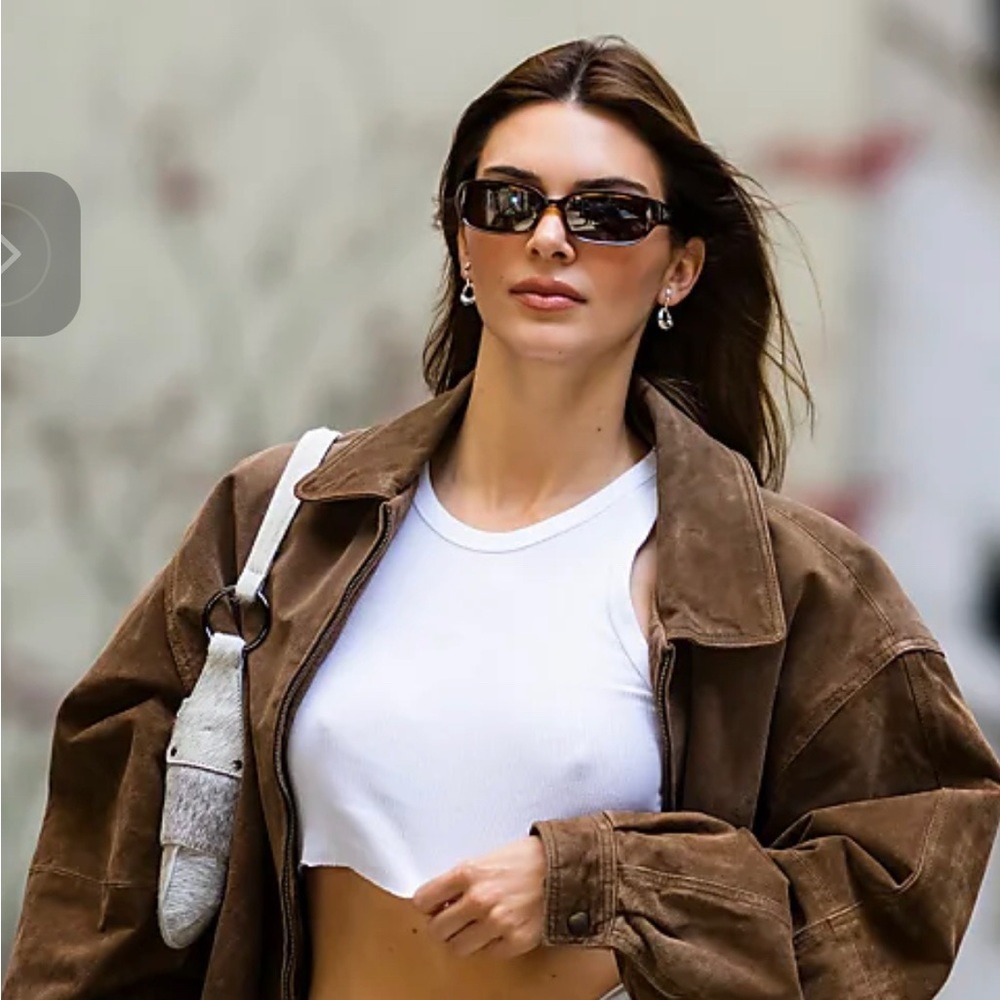Embrace your inner supermodel with these sleek and edgy cat-eye Sunglasses🔥❣️ - Picture 8 of 8